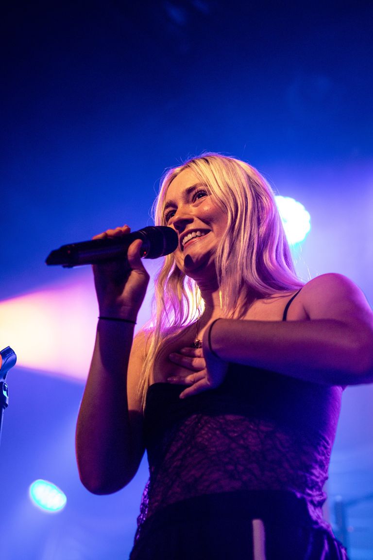 Mid Drift performing live in Adelaide at The Gov